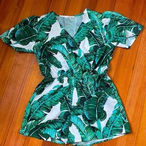 This is a leaf one piece. It’s very comfortable and covering!